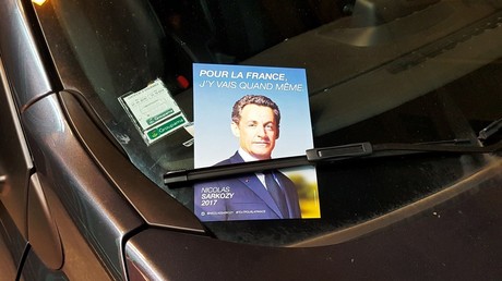 A Paris, des tracts annonçant le retour de Sarkozy sur les pare-brises