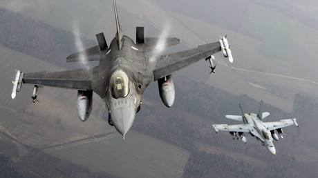 Chasseur portugais  F-16 et chasseur canadien CF-18 Hornet 