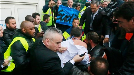 «Chemise arrachée» : trois ex-salariés d'Air France condamnés à plusieurs mois de prison avec sursis