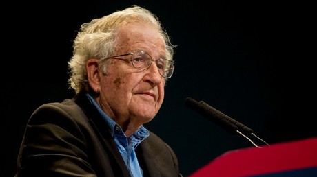 «L’anti-establishment ? Une blague !» : recalé à l’Assemblée, Noam Chomsky s’exprime sur RT (VIDEO)
