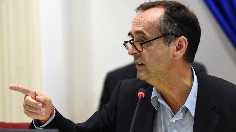 Béziers : Najat Vallaud-Belkacem accuse Robert Ménard de «falsifier» l'histoire, il quitte la pièce