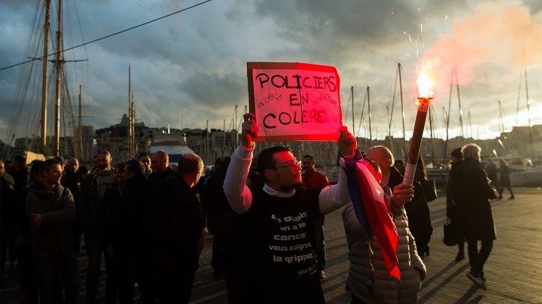 Des centaines de policiers manifestent de nouveau dans plusieurs villes de France (IMAGES)