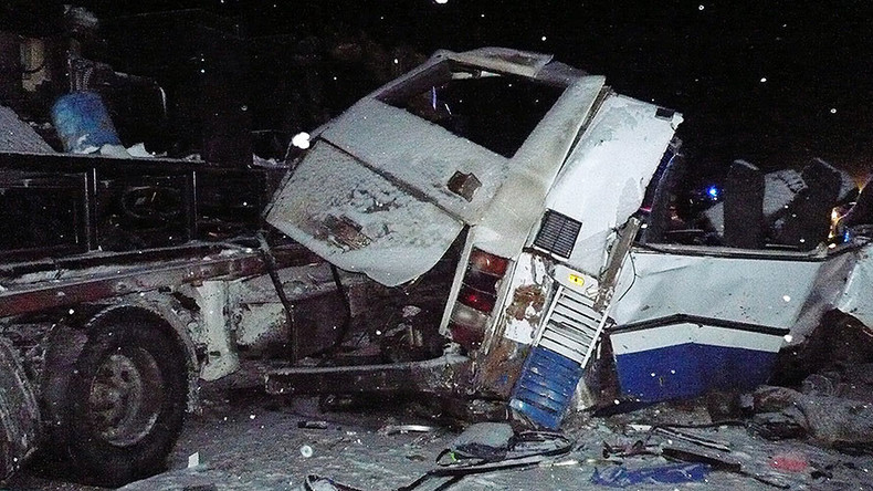 Russie : violente collision entre un autocar et un camion, 11 morts dont 9 enfants (VIDEO)