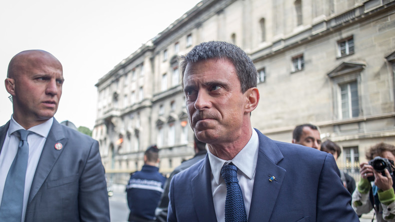 «Ça vous fait du bien de vous faire engueuler» : une militante interpelle Manuel Valls (VIDEO)