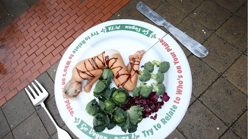 Une activiste vêtue d'une simple culotte se fait passer pour un morceau de dinde à Belfast