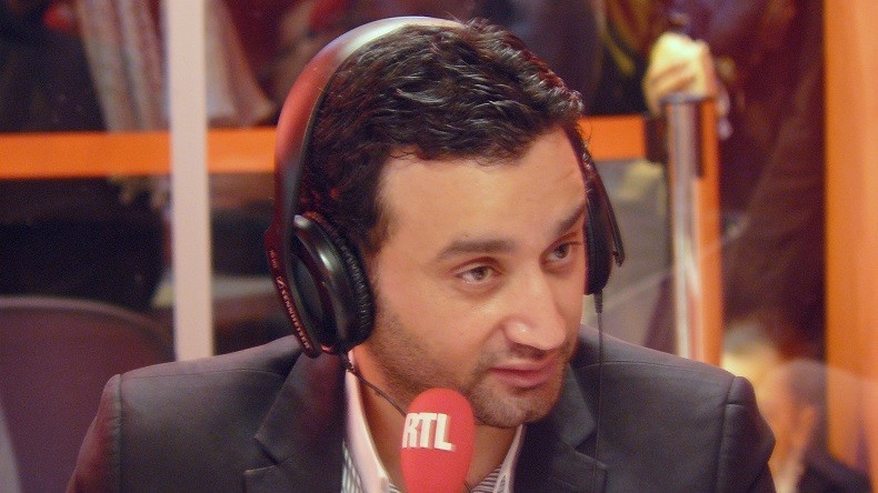 Tpmp Cyril Hanouna Pose La Main De Sa Chroniqueuse Sur Son Sexe