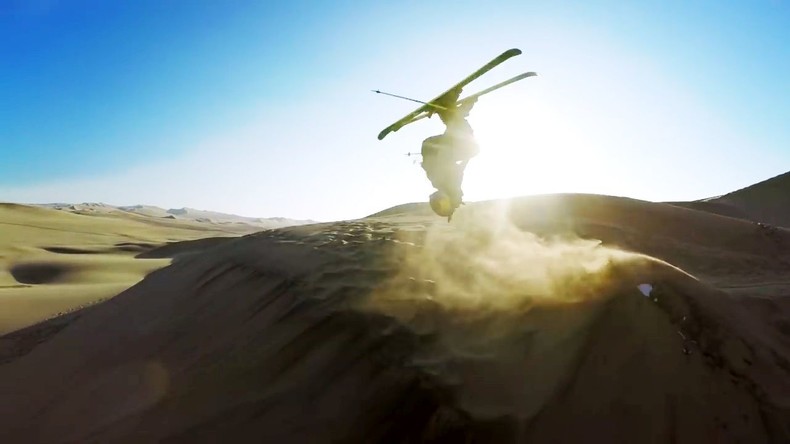 La descente spectaculaire des freeriders sur des dunes de sable au Pérou (VIDEO)