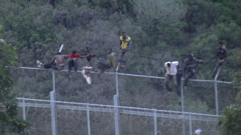 Près de 400 migrants forcent la frontière entre le Maroc et l'Espagne à Ceuta (VIDEO)