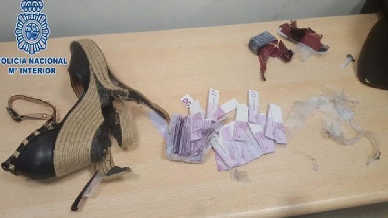 La police espagnole retrouve 180 000 euros cachés dans les talons d'une jeune femme (VIDEO)