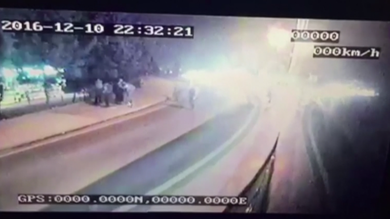 L'instant terrifiant du double attentat à Istanbul, enregistré par les caméras de surveillance