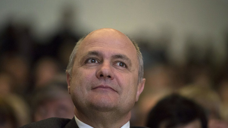 «Erreur» dans le CV : les explications alambiquées de Bruno Le Roux sur son faux passage à HEC