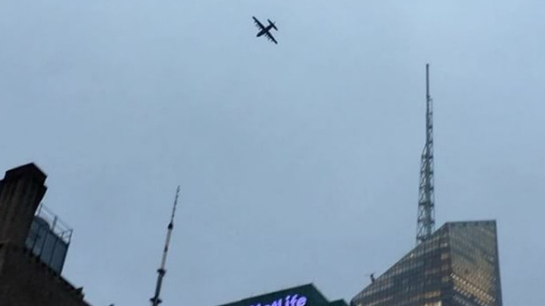 Un avion de guerre imposant sème la panique en tournoyant dans le ciel de New York (IMAGES)