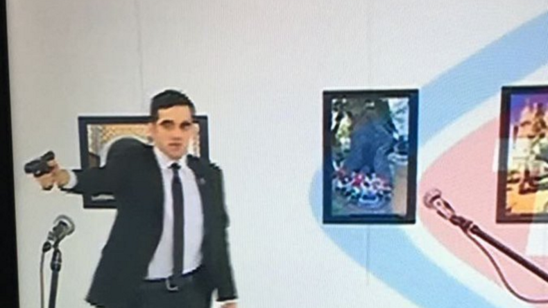 Les premières images de l'attaque à l'arme à feu sur l'ambassadeur russe de Turquie (IMAGES CHOC)