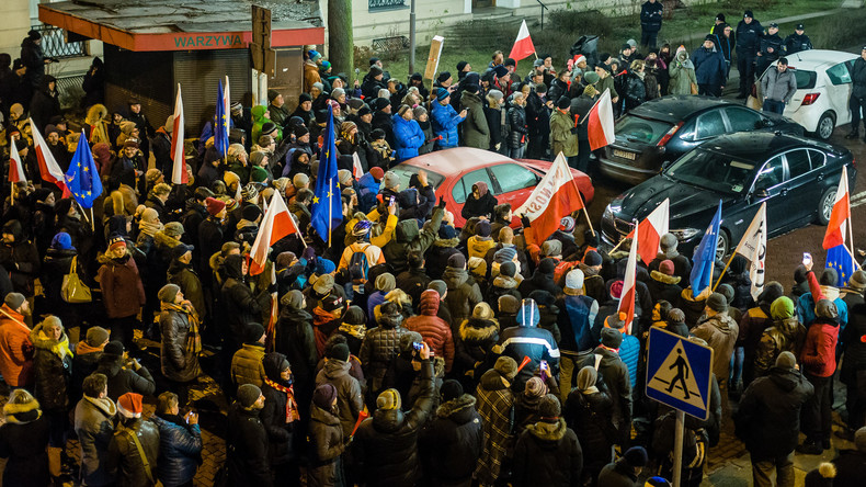 Deux mois à la Pologne pour rétablir l'Etat de droit : la Commission européenne hausse le ton