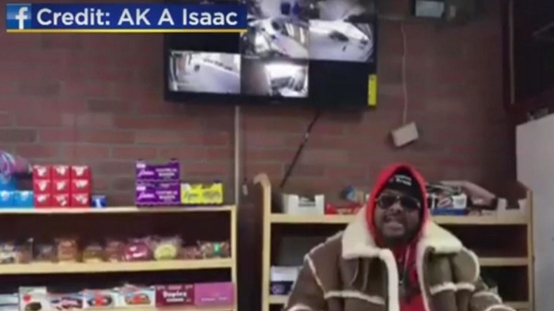 Un braqueur armé d'un couteau force un épicier à le filmer en direct sur Facebook (VIDEO)