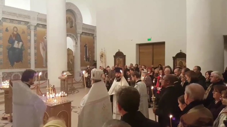 Les Parisiens rendent hommage aux victimes du crash du TU-154 à la cathédrale orthodoxe (VIDEO)