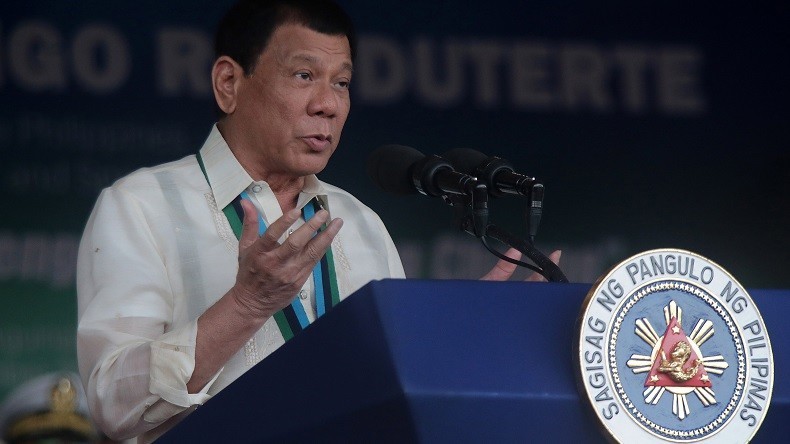 Duterte promet de jeter les politiques corrompus d'hélicoptères et assure avoir tué des criminels