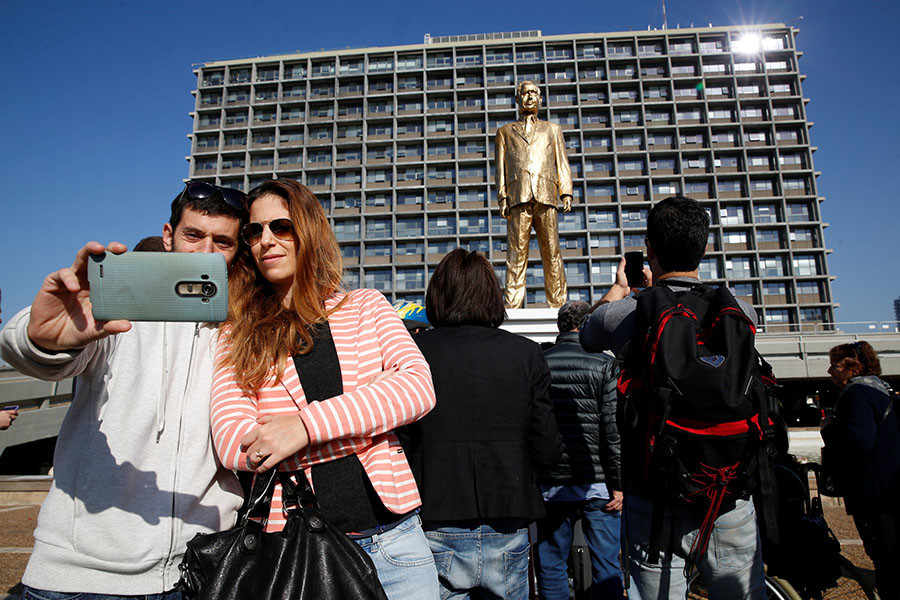 Tel Aviv : les autorités font retirer une statue dorée satirique de Benjamin Netanyahou