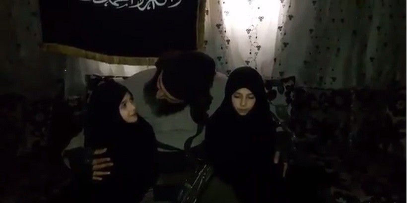 Dans une vidéo choquante, des parents djihadistes envoient leurs filles se faire exploser en Syrie