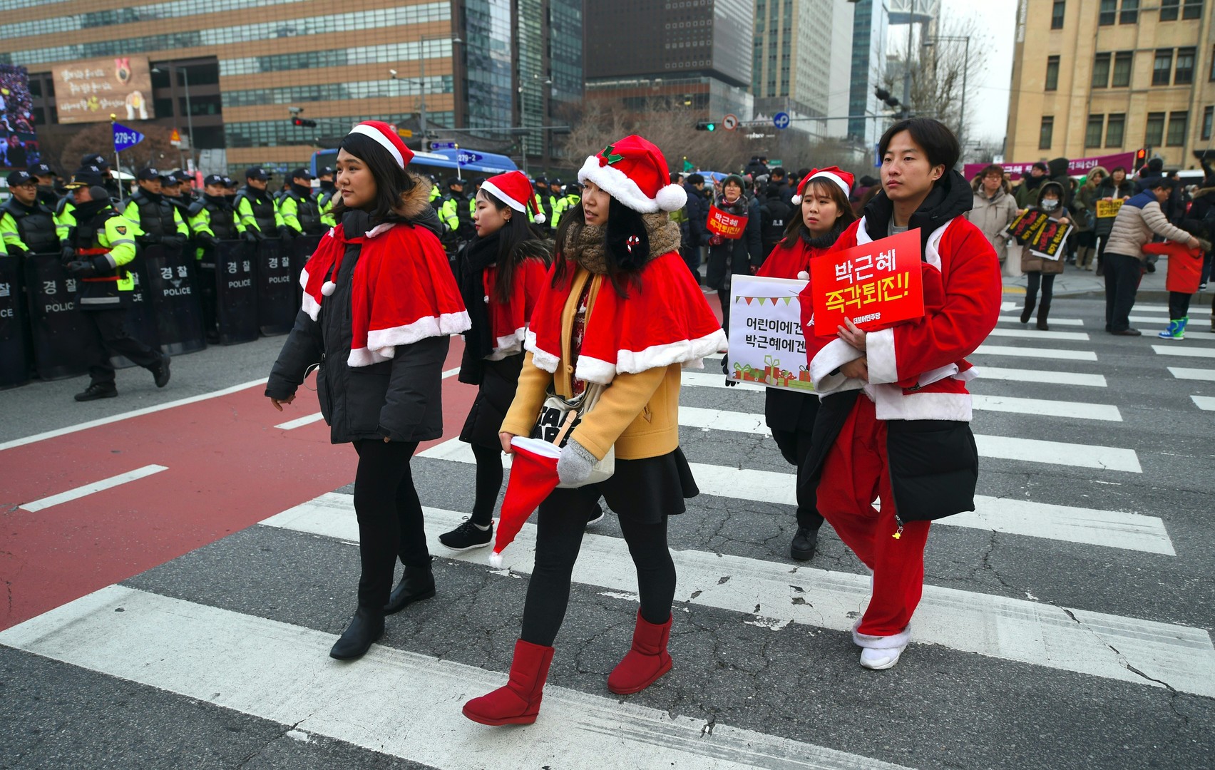 Corée du Sud : des «Pères Noël» manifestent contre la présidente Park Geun-hye (PHOTOS)