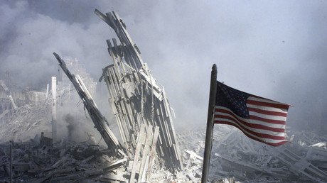 Un drapeau américain flottant sur les ruines du World Trade Center 