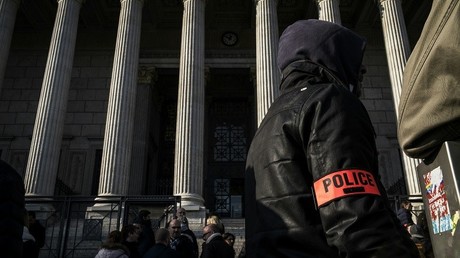 Alors que les manifestations de policiers en colère se poursuivent à Paris et en France, près d'un millier d'officiers de la police judiciaire ont symboliquement demandé le retrait de leur habilitation