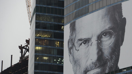 Un portrait de Steve Jobs accroché à un bâtiment à Moscou en 2011