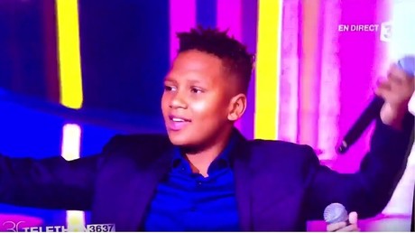 Bourde sur le plateau du Téléthon : le chanteur demande au public en chaise roulante de se lever