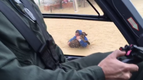 De l’eau jusqu’à la ceinture, un homme sauve son chien d’une inondation en Espagne