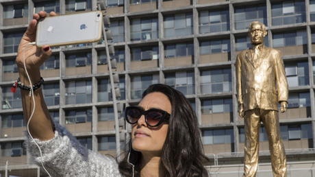 Tel Aviv : les autorités font retirer une statue dorée satirique de Benjamin Netanyahou