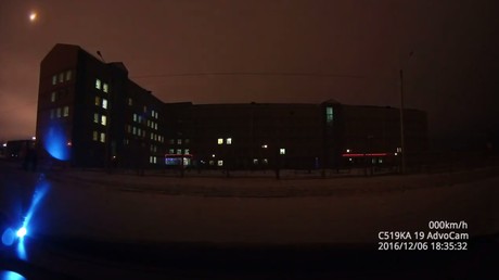 Russie : un météore traverse le ciel sibérien, changeant brièvement la nuit en jour (VIDEO)