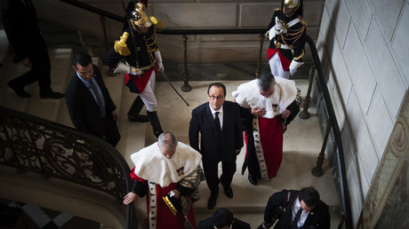 Le président François Hollande entouré par le premier président de la Cour de Cassation Bertand Louvel et le procureur général de cette juridiction Jean-Claude Marin.