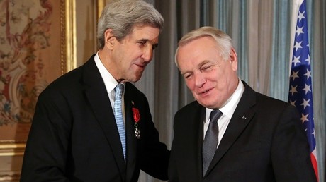 «Inlassable partisan de la paix» : John Kerry décoré de la légion d'honneur à Paris