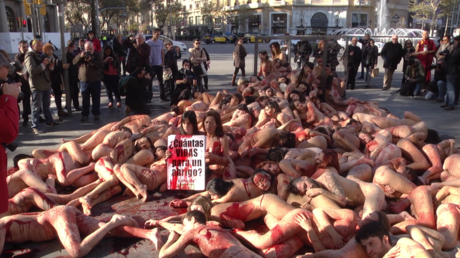 Nus, encagés et ensanglantés, ces Barcelonais manifestent contre la fourrure (VIDEO)