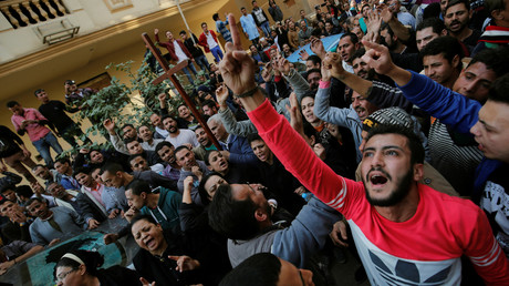Violente altercation entre la police et les personnes endeuillées après l’attentat du Caire (VIDEO)