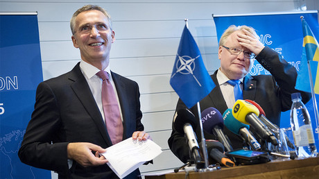 Jens Stoltenberg, secrétaire général de l'OTAN et Peter Hultqvist, ministre de la Défense suédois, en novembre 2015, photo ©Reuters/TT News Agency