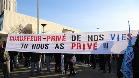 Les chauffeurs VTC mobilisés à la Porte Maillot (Paris) contre Uber et ses rémunérations jugées trop basses 