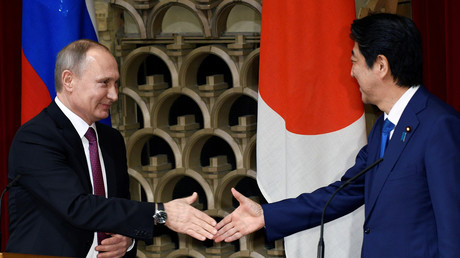 «Visite historique» de Poutine au Japon : accord sur les îles Kouriles et… un petit verre de saké