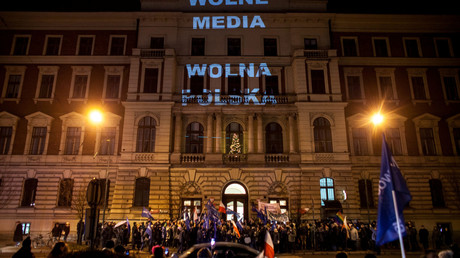 Pologne : des manifestants bloquent les députés et le Premier ministre au Parlement (VIDEOS)