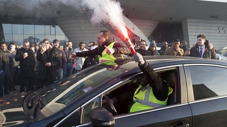 Des chauffeurs de VTC participant à une manifestation à Paris contre les conditions salariales proposées par l'entreprise Uber
