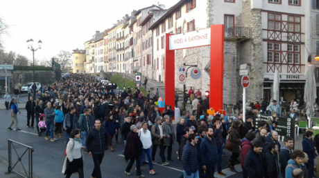 Bayonne : des milliers de manifestants défilent contre l'opération anti-ETA (IMAGES)