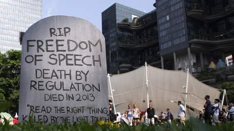 Une pierre tombale à Singapour portant une inscription ironique concernant les régulations pour les sites internet imposées par le gouvernement  