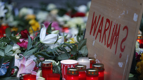 Des fleurs sur le lieu de l'attentat au marché de Noël à Berlin 