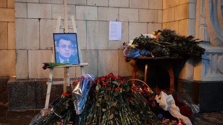 Des fleurs et le portrait d’Andreï Karlov devant le ministère des Affaires étrangères