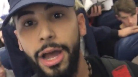 Le célèbre YouTubeur américain Adam Saleh assure avoir été jeté dehors d'un vol de Delta Airlines après une communication téléphonique en langue arabe. Sa vidéo est devenue virale.
