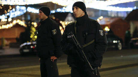 Les policiers allemands sécurisent le lieu d'accident au marché de Noël à Berlin