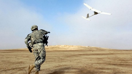 Un drone RQ-11 lancé par un soldat américain en Irak 