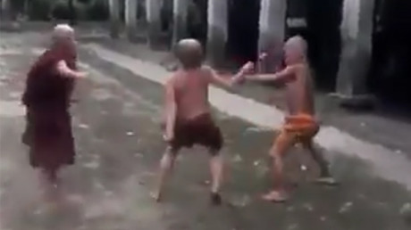 Impressionnant combat de petits moines bouddhistes (VIDEO)