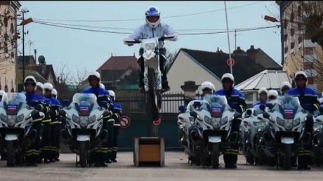 Hommage impressionnant des policiers motards à leurs collègues agressés à Viry-Châtillon (VIDEO)