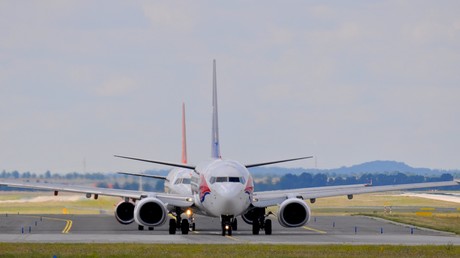 Un avion atterrit en urgence à Prague après une alerte à la bombe, un Polonais arrêté
